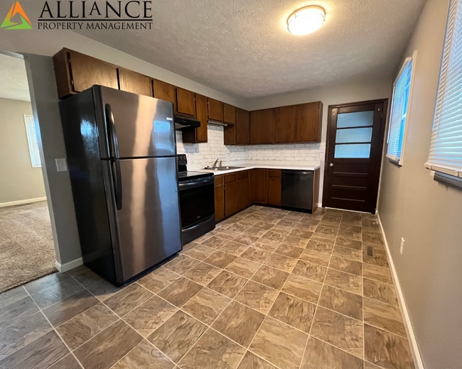 Building Photo - Lovely Home ~ Fenced Yard