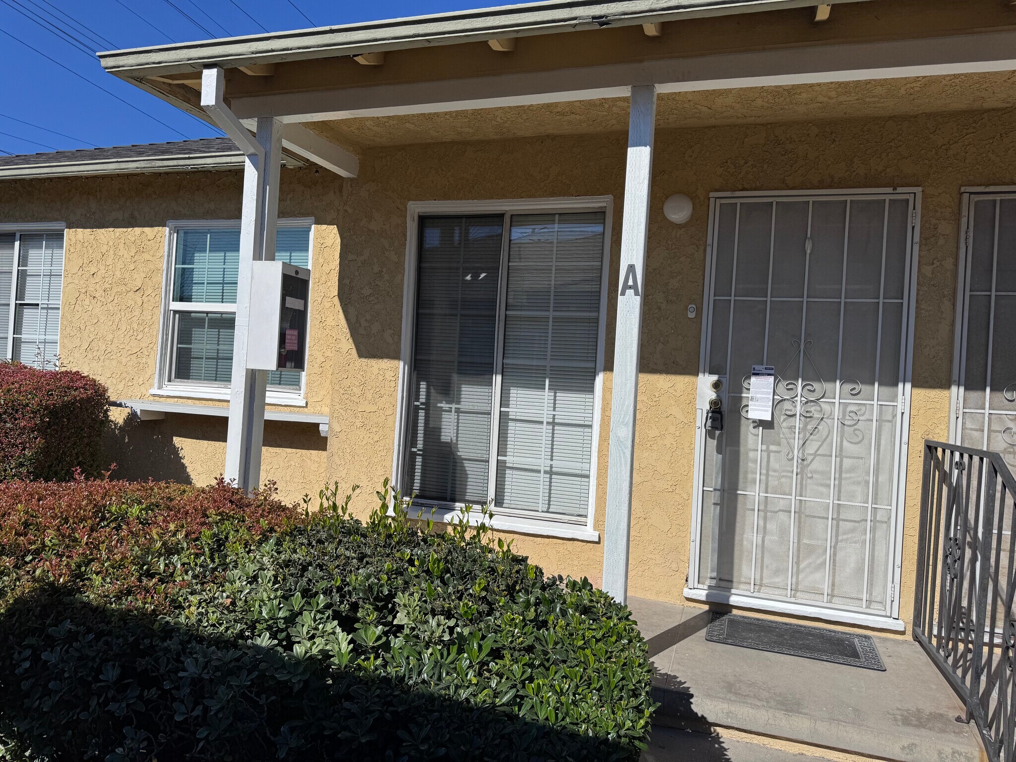 Building Photo - 1850 N Hollywood Way