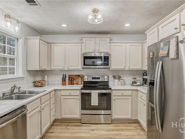 Building Photo - Beautiful 3BR/3BA Home with Private Pool in Commerce