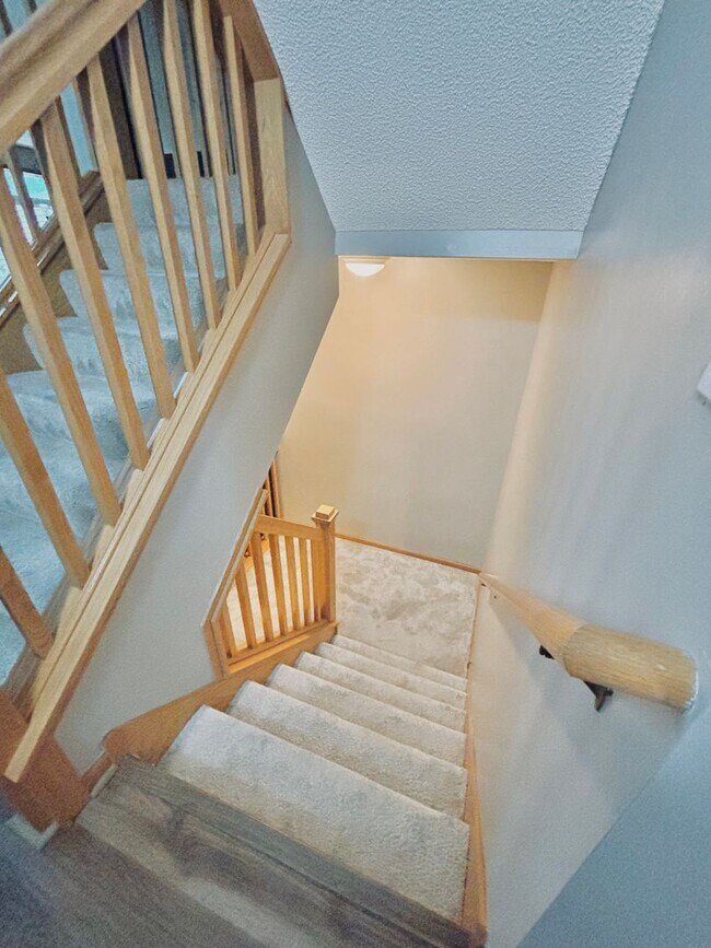 Building Photo - Gorgeous 3 Bedroom 4 Bath End Unit in Eagan