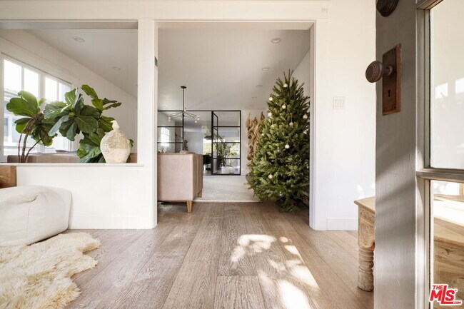 Building Photo - 601 Crestmoore Pl