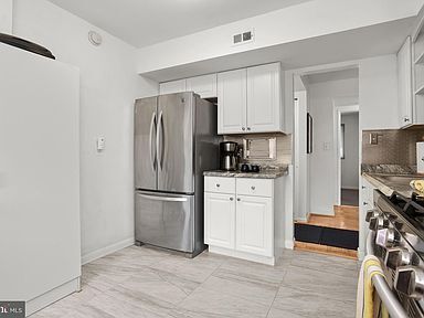 Building Photo - Beautifully renovated single level condo i...