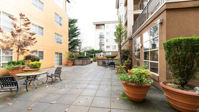 Building Photo - 118 107th Ave NE