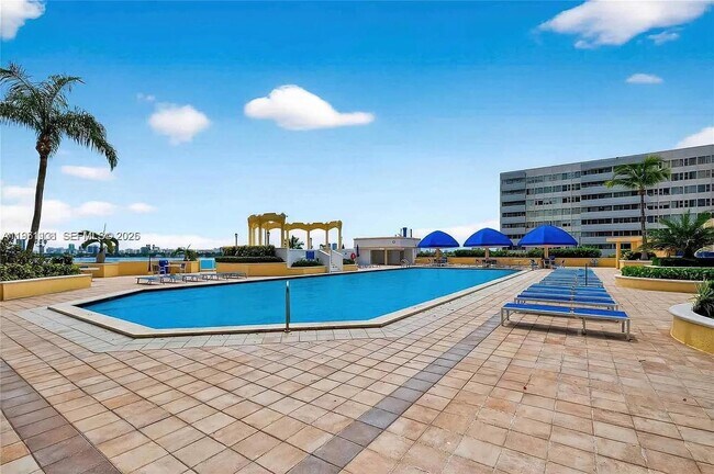 Building Photo - 7601 E Treasure Dr