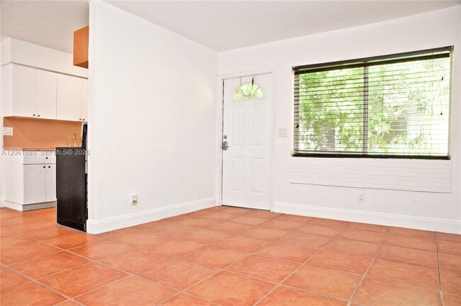 Building Photo - 304 SE 9th Ct