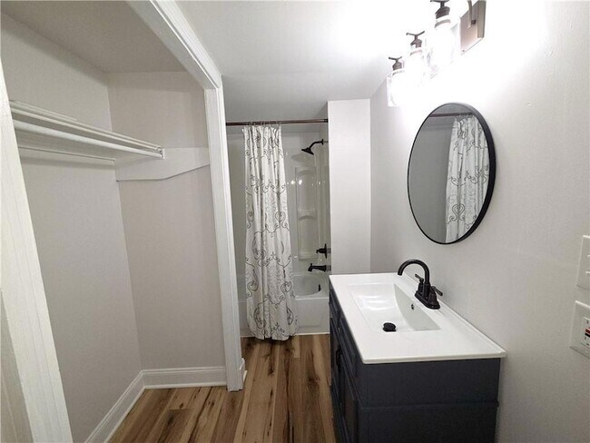 Building Photo - 1624 N Miro St