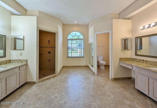 Building Photo - 2413 Cedar Trace Dr W
