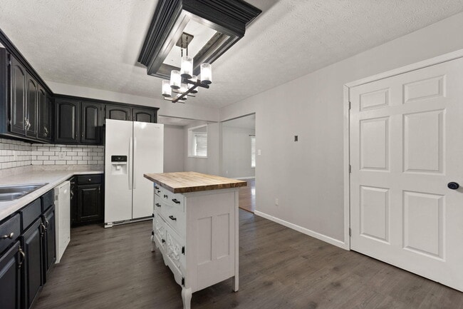 Building Photo - 180 Lilly Ln