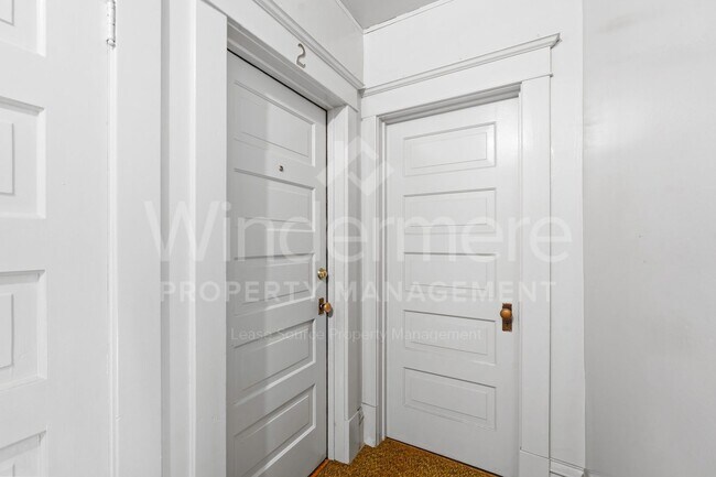 Building Photo - 1321 W 11th Ave