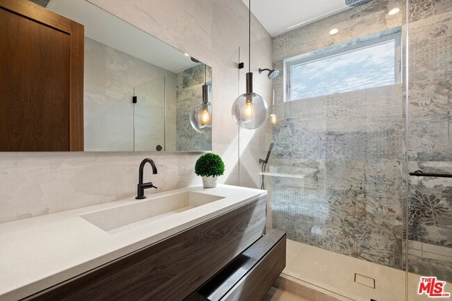 Building Photo - 1940 Kelton Ave