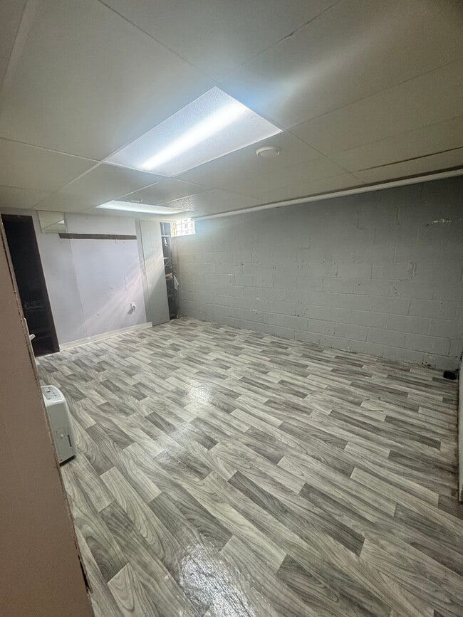 Building Photo - 570 Jamestown Ct