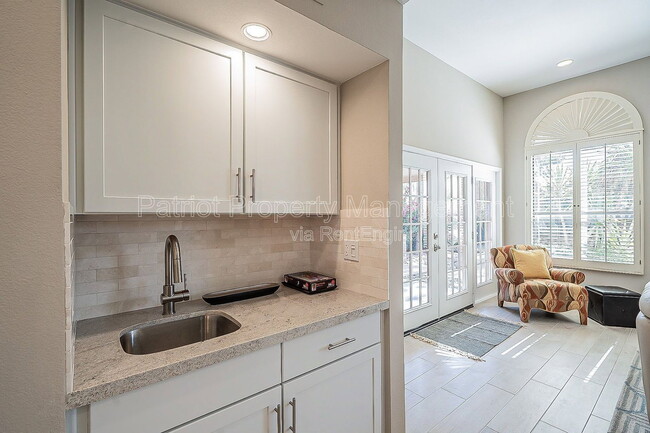 Building Photo - 10527 E Fanfol Ln