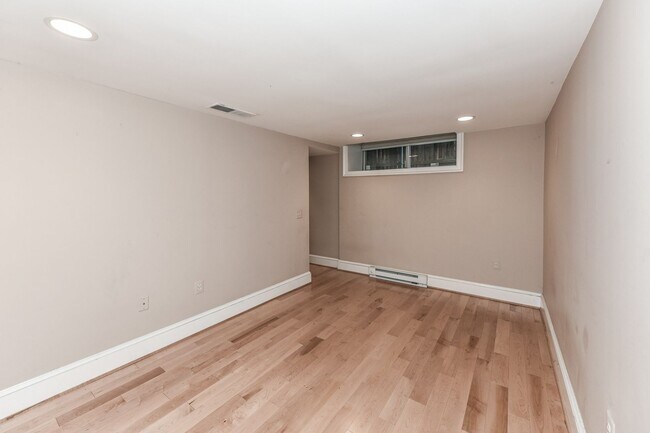Building Photo - Luxury Two Bedroom near DuPont + Parking