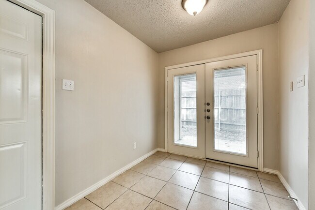 Building Photo - $2200 Wylie: Single level house with wood ...