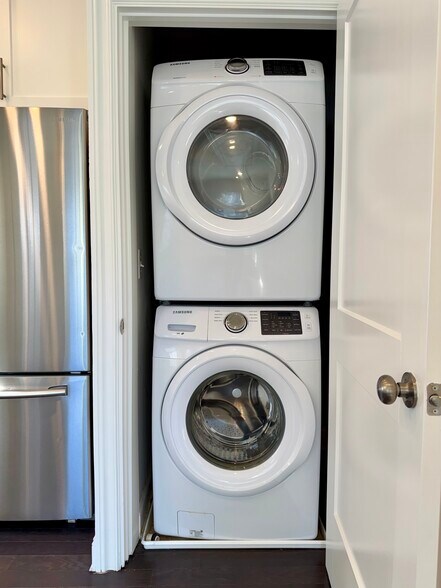 Building Photo - 1747 Stone Hedge Dr NW