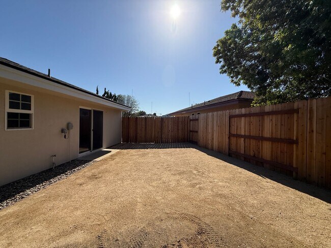 Building Photo - 1120 Village Dr