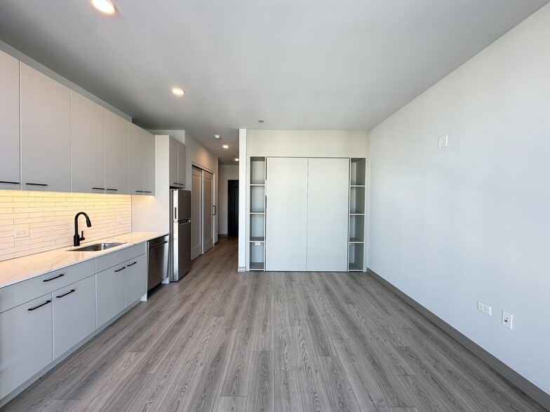 Building Photo - 2155 N Elston Ave