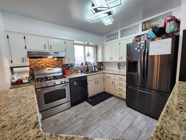 Building Photo - Stunning 3 Bed 2 Bath