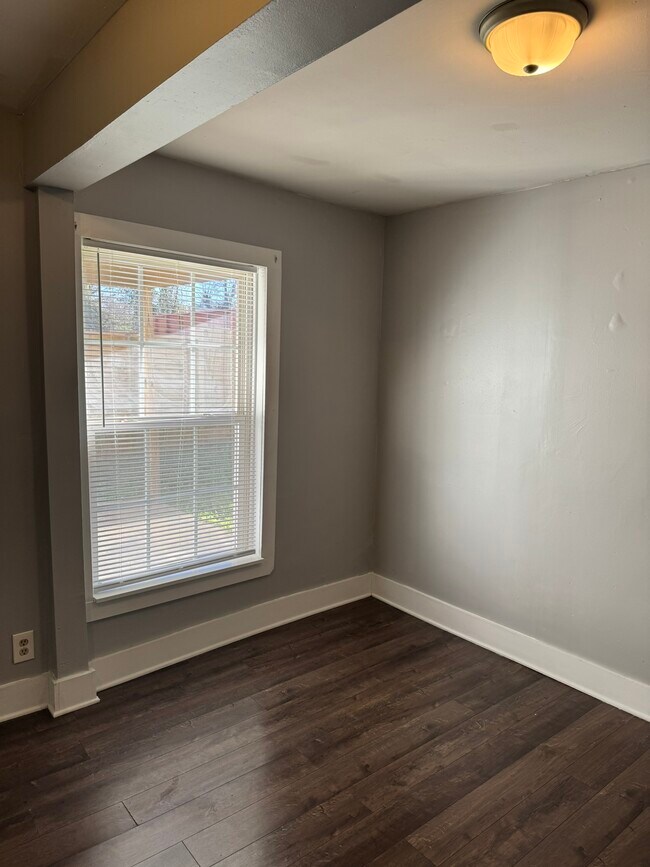 Building Photo - 1609 17th Ave N