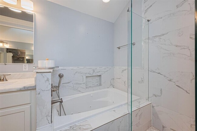 Building Photo - 8711 Pines Pl Dr