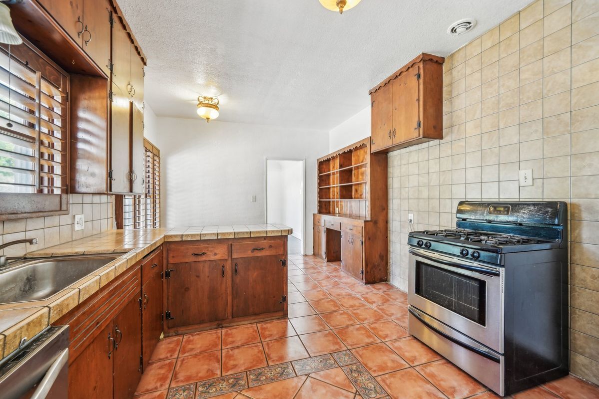 Building Photo - 3098 N Arrowhead Ave