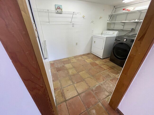 Building Photo - 104 S Tumbleweed Trail