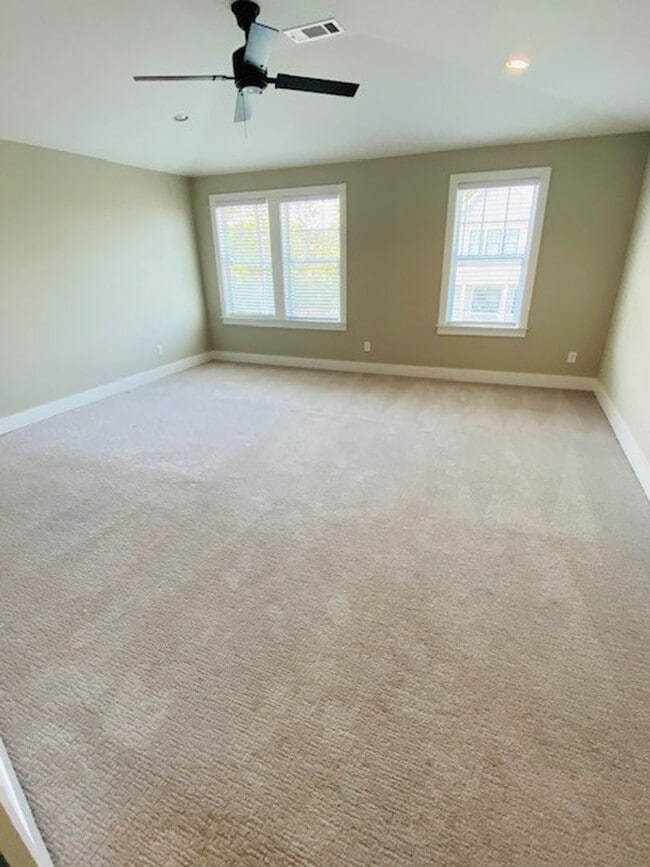 Building Photo - Beautiful 4 bedroom 4 bathroom house in th...