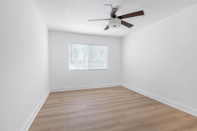 Building Photo - 343 Van Buren St