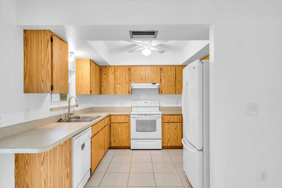 Building Photo - 5852 Brickell Dr