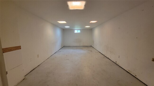 Building Photo - 800 Laredo Ave