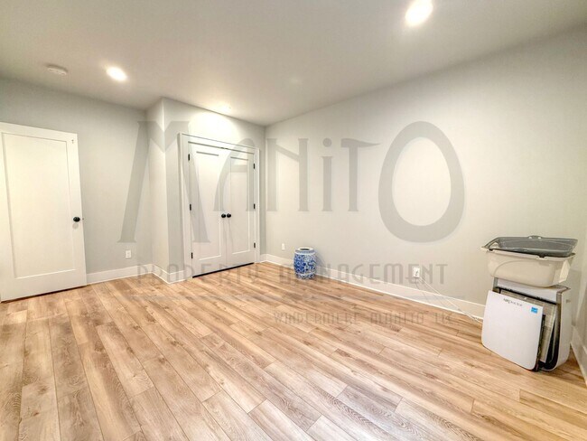 Building Photo - Spacious South Hill Home