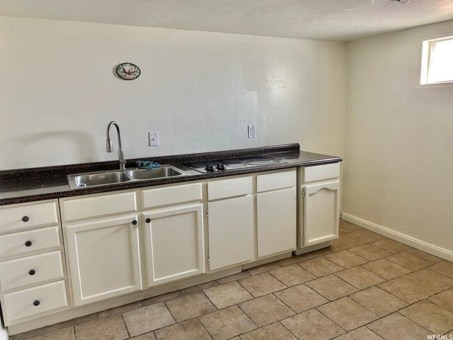 Building Photo - Spacious Taylorsville Home