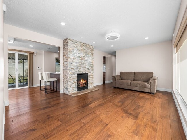 Building Photo - 2885 E Loran Heights Dr