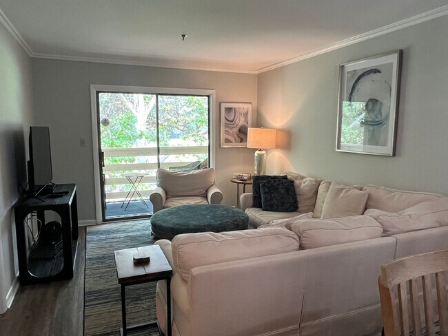 Building Photo - Walk to the Beach! Beautifully Remodeled/Furnished Fiddler's Cove