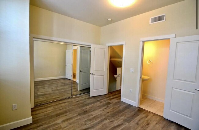 Building Photo - 201 Cahill Park Dr