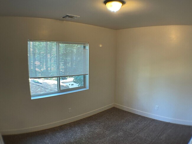 Building Photo - Charming Mountainaire Two-Level Home with ...