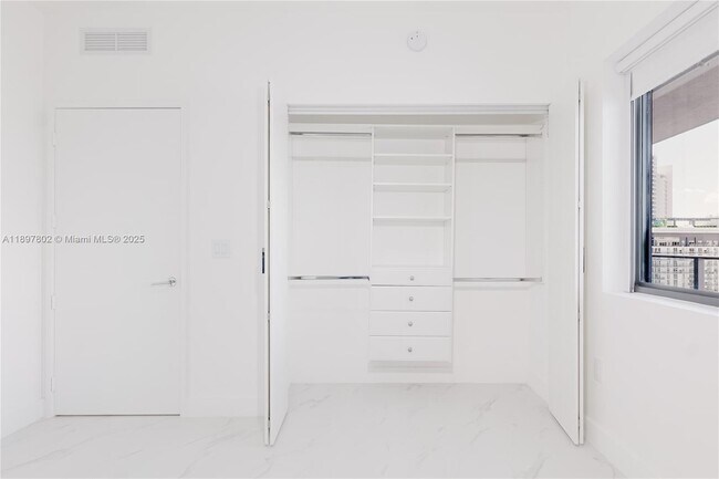 Building Photo - 700 NE 24th St