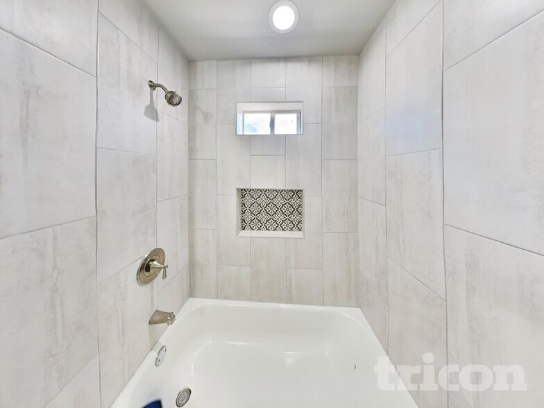 Building Photo - 624 Nora Ln