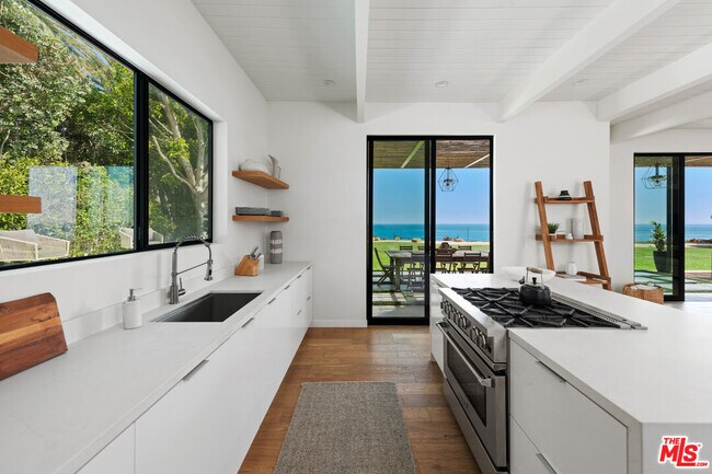 Building Photo - 28926 Cliffside Dr