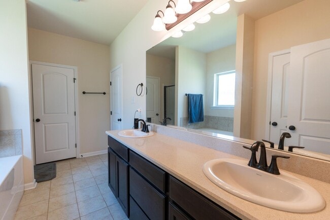 Building Photo - Victoria Meadows 3 bedroom, 2 bathroom Home