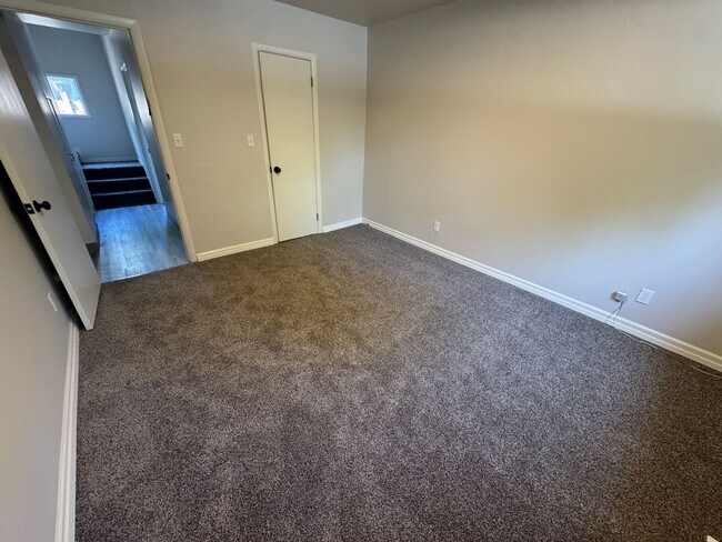 Building Photo - (935) Western Blvd - 3 Bedroom / 2 Bathroom Duplex Home - Updated