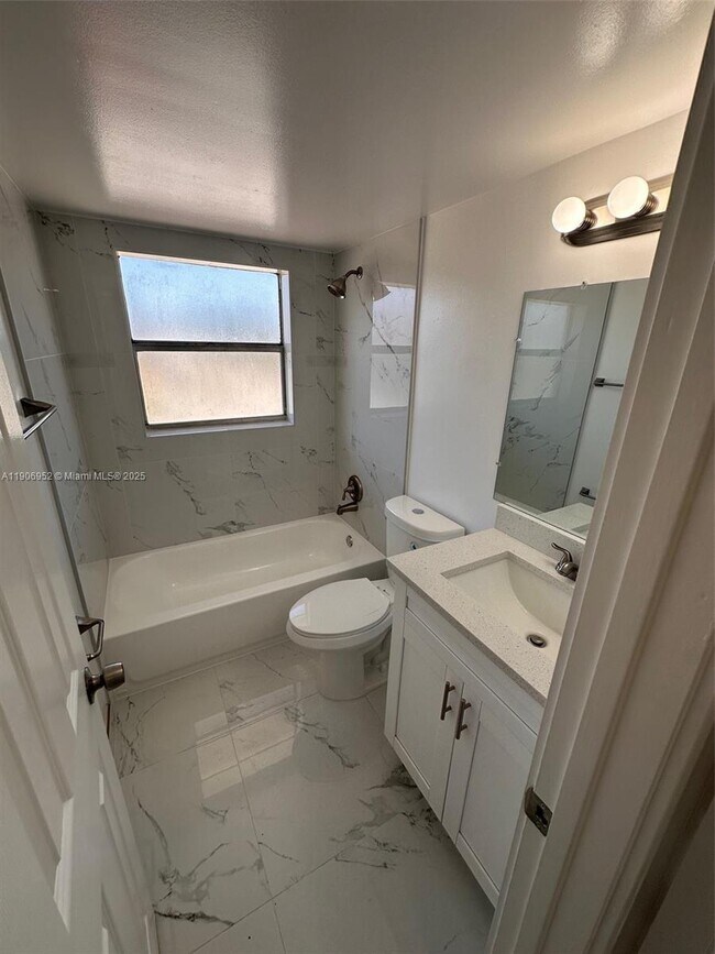 Building Photo - 1021 Twin Lakes Dr