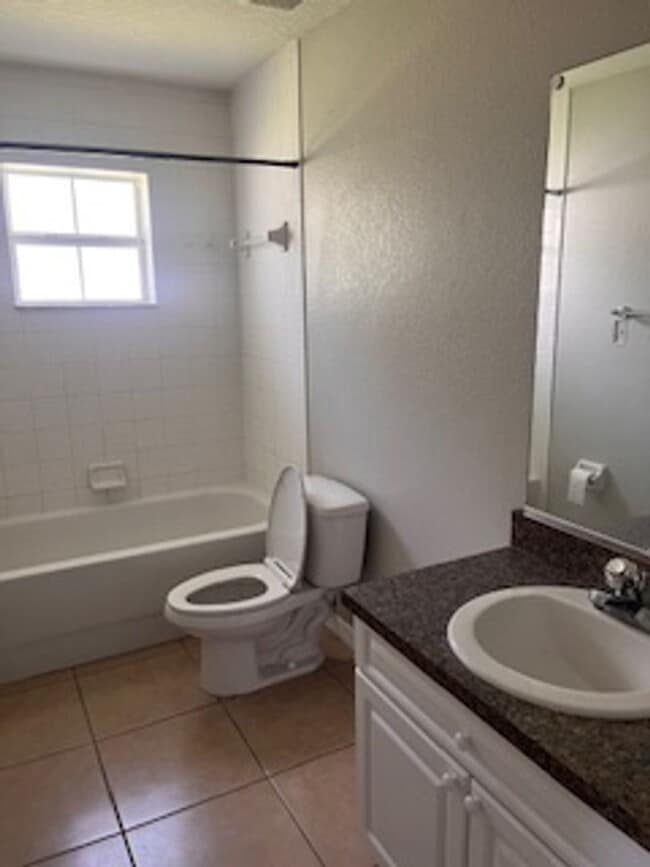 Building Photo - Three Bedroom Two bath