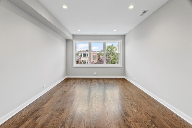 Building Photo - 2553 W Summerdale Ave