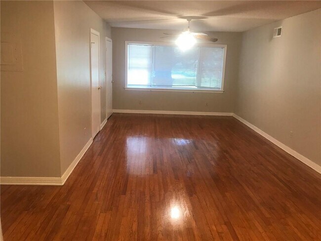 Building Photo - 1506 Flowers Dr