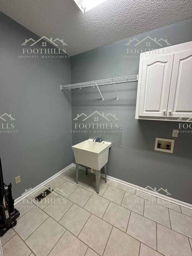 Building Photo - Stylish and Spacious 4-Bed Home with Scree...