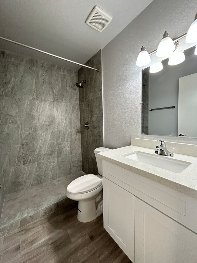 Building Photo - Brand New Remodel, 2 Bedroom, 2 Bathroom, ...