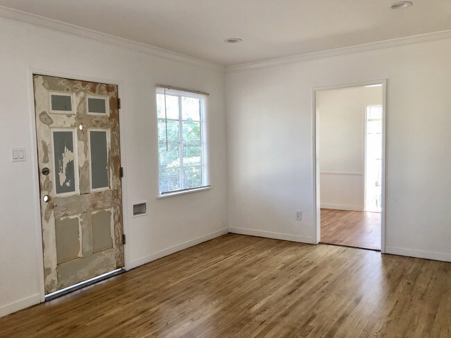 Building Photo - 11672 Oxnard St