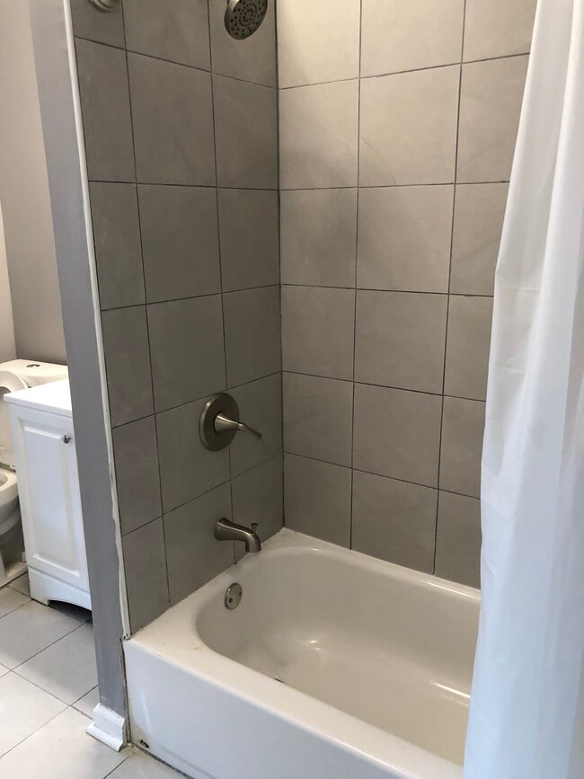 Building Photo - 405 S Vincent St