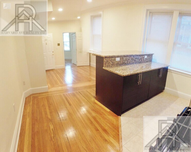 Building Photo - 73 Thatcher St